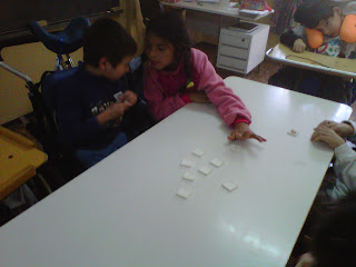 dos alumnos debaten sobre las reglas del juego