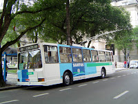 Trólebus da linha 20 na Praça Mauá, em Santos - foto de Emilio Pechini