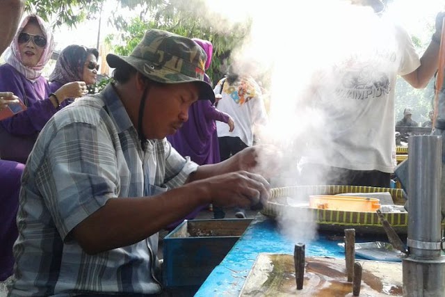 Penjual Kue Putu Ini Ketiban Berkah Pernikahan Kahiyang-Bobby