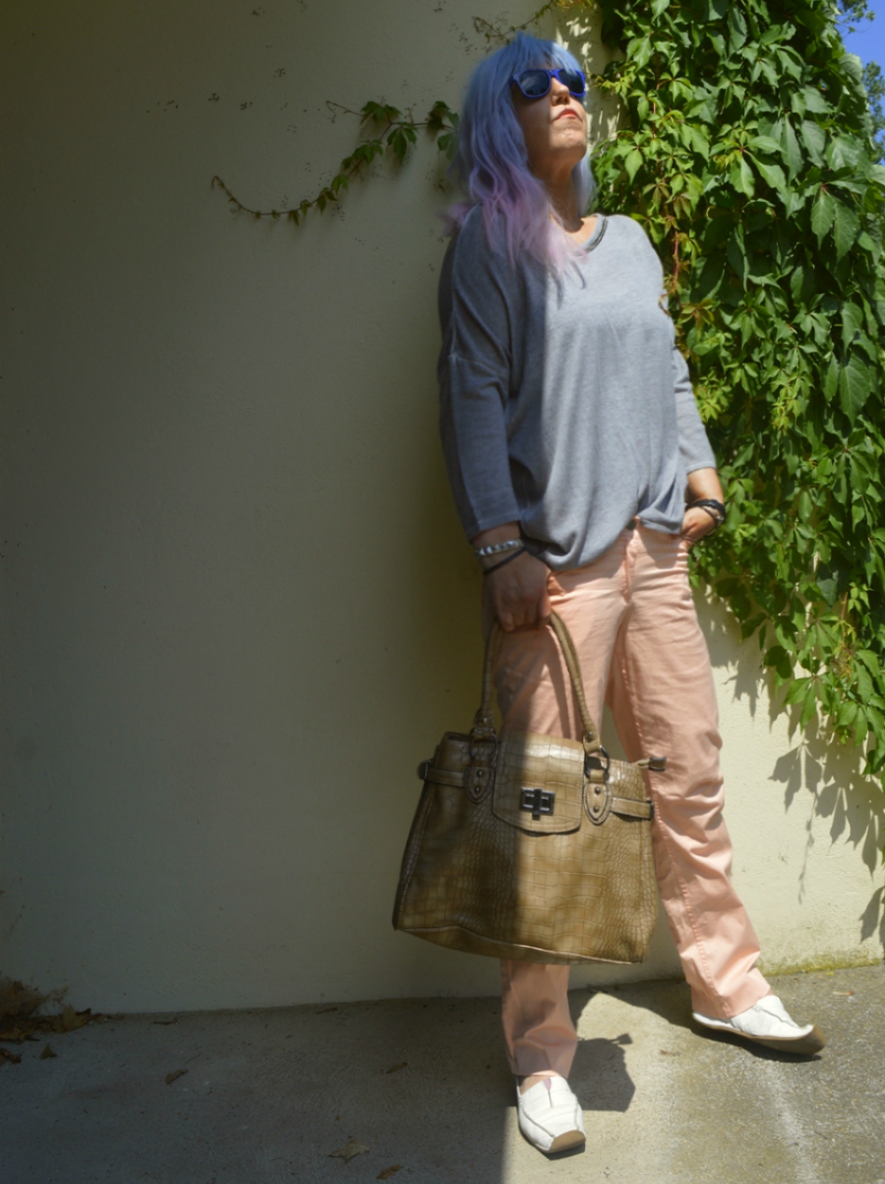 Apricot Summer Day Outfit -  Summer Outfit with pastel apricot Jeans, grey Jumper  and white Leather Loafers - posted by Annie K, Fashion and Lifestyle Blogger, Founder, CEO and writer of ANNIES BEAUTY HOUSE - a german fashion and beauty blog