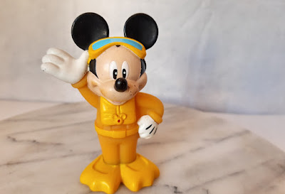 Boneco de borracha estático de Mickey mergulhador amarelo Disney 11cm. R$ 15,00