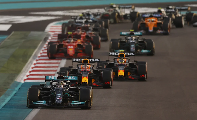 Verstappen le ganó la batalla final a Hamilton en Abu Dhabi y logró su primer título de la Fórmula 1 luego de una dramática definición