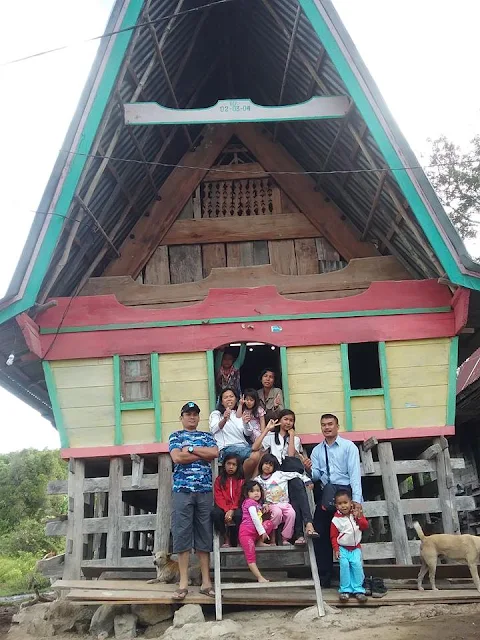 Keluarga kami di Rumah Oppung Simanjorang di Lumban suhi-suhi Dolok Pulau Samsoir.