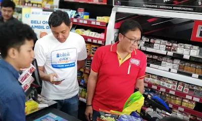 Proses pengambilan barang dengan Click & Collect di Alfamart