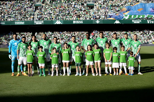 REAL BETIS BALOMPIÉ. Temporada 2021-22. Rui Silva, Fekir, Bellerín, Borja Iglesias, Juanmi, Álex Moreno, William Carvalho, Edgar, Pezzella, Guido Rodríguez y Sergio Canales. REAL BETIS BALOMPIÉ 2 GRANADA C. F. 0 Domingo 15/05/2022, 19:30 horas. Campeonato de Liga de 1ª División, jornada 37. Sevilla, estadio Benito Villamarín: 45.016 espectadores. GOLES: 1-0: 14’, Juanmi. 2-0: 88’, Juanmi.