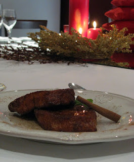 mesa de corada de Natal com um prato e duas rabanadas