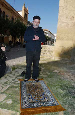 Mansur Escudero, profesor de la UNED, haciendo el gilipollas ante la Mezquita de Córdoba