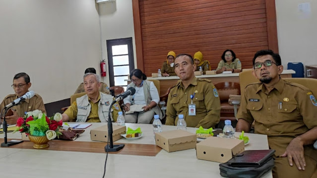 Pj Bupati Nganjuk Sri Handoko Taruna bersama sejumlah pejabat teras di Pemkab Nganjuk mengikuti Rapat Koordinasi Pengendalian Inflasi Daerah tahun 2023 secara virtual dari Ruang Command Center Kabupaten Nganjuk, Senin 9 Oktober 2023