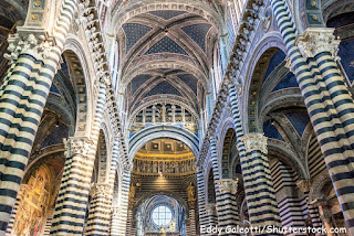 foto do interior da catedral mostrando suas colunas góticas e listradas na horizontal