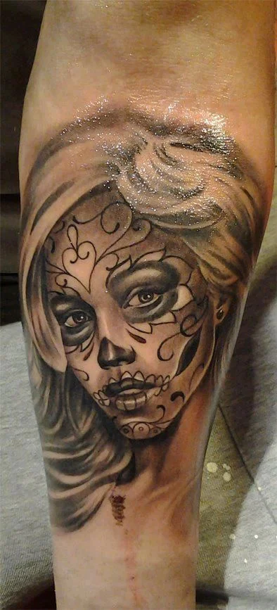 Vemos un tatuaje de catrina la muerte bella