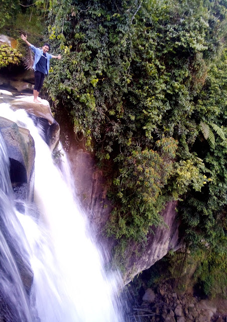 Berdiri di ujung pancuran air terjun tonduhan