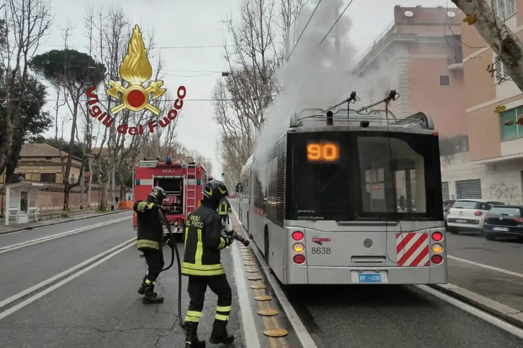 Filobus 90: fumo a bordo di una vettura