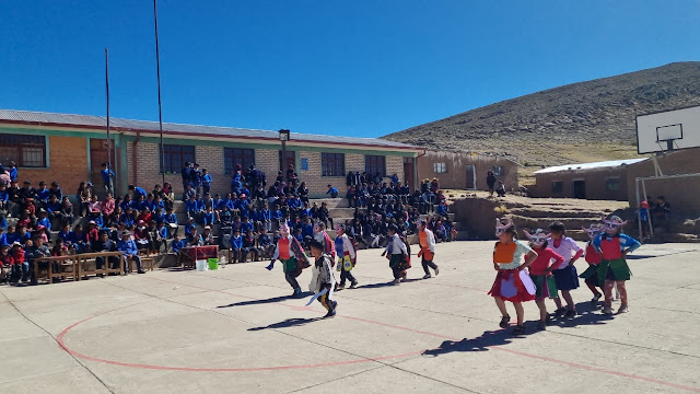 Die Schüler der Bildungseinheiten Cutañiso, Huayllajara, Callamosyani, Hornoni und Bandurani in den Bergen Boliviens haben Schulmaterial erhalten. Bis Freitag, den 02.06.2023 haben somit im Mai weitere 600 Schüler Unterstützung bekommen. Wir danken allen unseren Spendern, denn dank Ihnen erhalten die Kinder in diesen schwierigen Zeiten Hilfe. Ein herzliches Dankeschön. Teil 03
