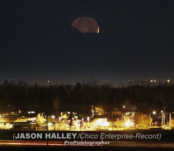 january moon phases 2011. A new moon phase sets behind