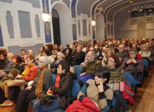  García Rúa denuncia que 500 transnacionales son los actores que "fuerzan la globalización"  Nuestro compañero, cerró anoche la XVIII Semana del Aula Popular, apuntando que, "sin lucha, el concepto de clase se apaga"  Como ya es tradición, la XVIII Semana del Aula Popular José Luis García Rúa finalizó, anoche, con una charla del filósofo anarquista y catedrático emérito de la Universidad de Granada que le da nombre. En esta ocasión y ante numeroso público, José Luis García Rúa (Gijón, agosto de 1923), abordó un asunto del que viene tratando desde hace tiempo: la globalización y sus consecuencias.  Comenzó el filósofo gijonés arreando dialecticamente al politólogo estadounidenese Francis Fukuyama y su teoría del fin de la historia humana, entendida como que la lucha entre las ideologías concluyó. Según Rúa, el politólogo de origen japonés entiende que "lo que triunfa es lo que vale", o lo que es lo mismo, "la defensa a ultranza del sistema liberal", cuando, explicó García Rúa, "la superestructura ideológica depende de la base económica".  Bajo este precepto marxista, el filósofo basó su explicación de la globalización del capitalismo neoliberal, cuyos instrumentos son, entre otros, señaló, el Fondo Monetario Internacional, el Banco Mundial y la Organización Mundial del Comercio, todos ellos "revisados por el G7", es decir, el selecto club de las siete naciones más poderosas del mundo.   Pero los verdaderos artífices del poder económico mundial, subrayó García Rúa, son "quinientas transnacionales, de las que cuatrocientas treinta y cinco pertenecen a los países del G7, dominan el 80 por ciento de la economía mundial y dan trabajo a treinta y cinco millones de personas en todo el mundo". Tienen, afirmó Rúa, "un poder inconmensurable" y son los actores que "fuerzan la globalización económica".  También citó el filósofo, para el desarrollo de esa globalización, dos factores: por un lado, "la revolución semiótica, la informática, a partir de los años ochenta (del siglo pasado)", con la que el capitalismo tiene "una mayor agilidad de los medios de pago sin coste" y "el capital financiero no regulado, que creció de una manera vertiginosa".  Respecto a los fundamentos de la globalización, Rúa citó "las rebajas de los salarios, la implantación de un sistema que lleva a un tercio de la humanidad a la miseria, la absolutización del mercado y la dispersión de la clase trabajadora". Con ello, afirmó, "sin lucha, el concepto de clase se apaga".