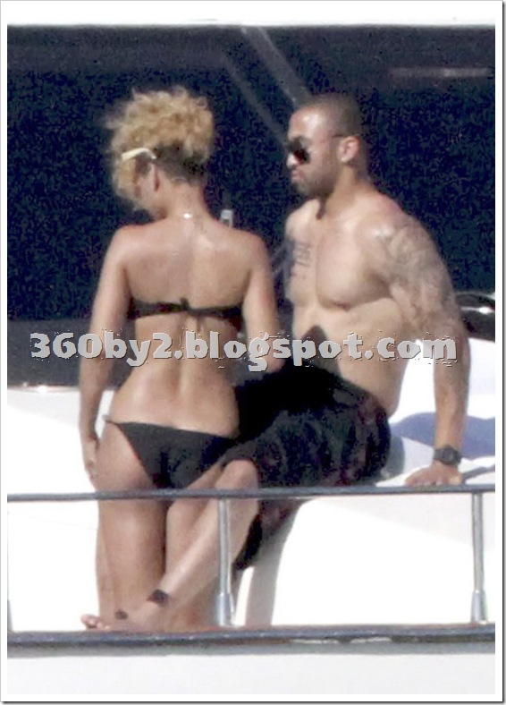 rihanna_yacht_bikini_07