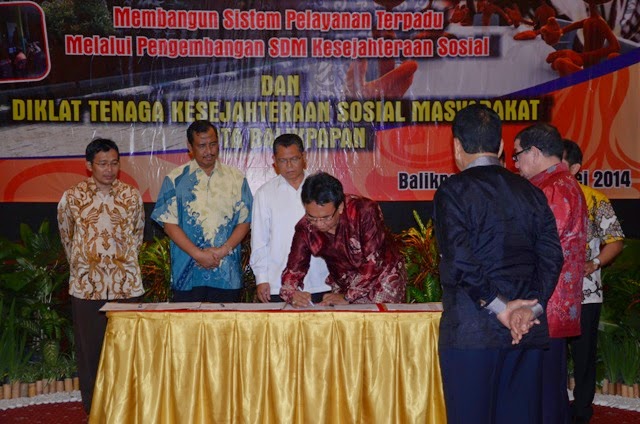 Penandatanganan Kesepakatan Bersama Dalam Rakorbang SDM Kesos III di Balikpapan