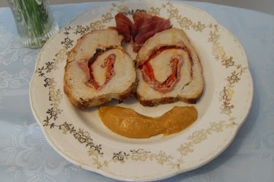 Lomo relleno de jamón, queso y pimientos del piquillo.
