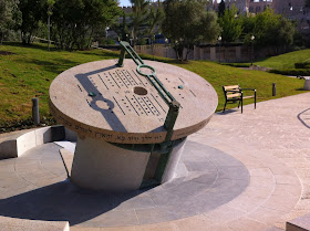 שעון שמש בפארק טדי בירושלים