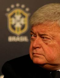 Saída por trás, com os fundos, outro entra