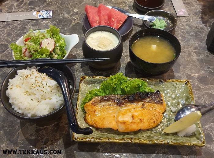 Salmon Shiozake Teishoku (salted Salmon Set Meal)