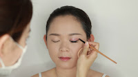 Asian Hooded Eyelids Makeup - Apply factory color to outer corner of the eyes, gently blend naturally with buzz color.