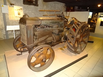 2018.07.01-034 tracteur dans le musée