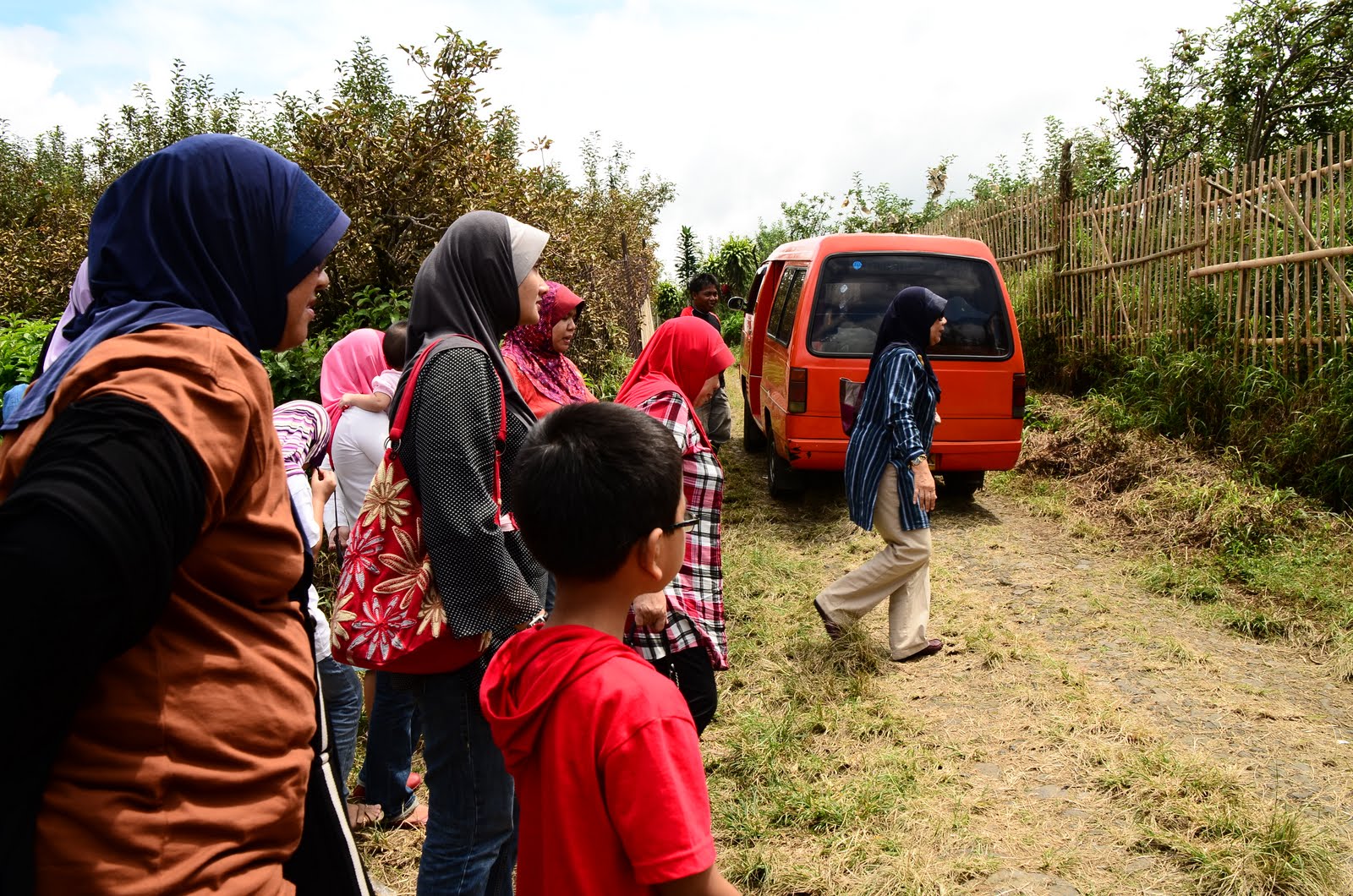 CikMah.com: SURABAYA-Ladang Apel & Waroeng Bamboe