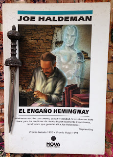Portada del libro El engaño Hemingway, de Joe Haldeman