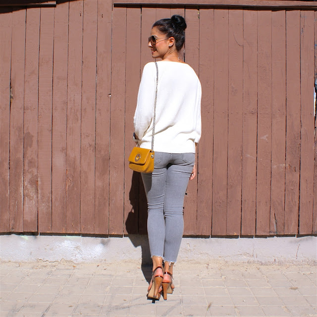 Look primavera con jersey de punto y sandalias de tiras