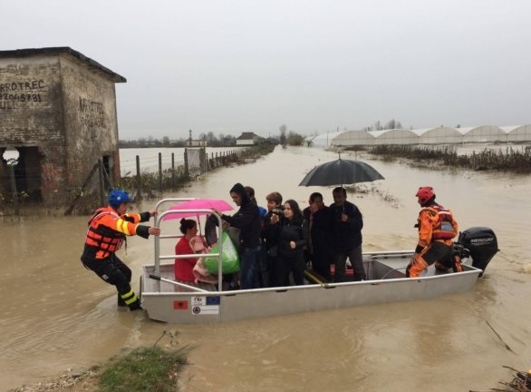 Kosovo rescue teams in action in Fier