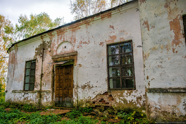 Обшарпанное здание бывшей церкви