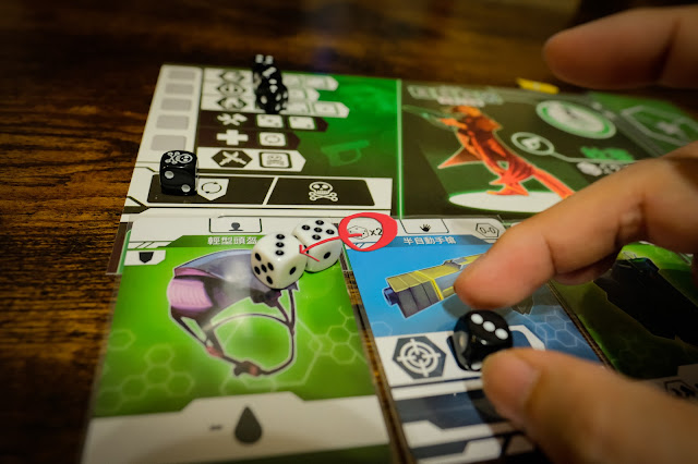 reload board game 重裝上陣 桌遊 遠距離武器提供的遠距離攻擊, 使用1黑骰換射擊骰(白骰)