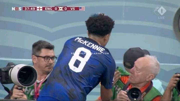بالفيديو..لقطة "غير أخلاقية" من لاعب أمريكي خلال مباراة إنجلترا لاعب منتخب امريكا يمسح يديه في المصور بالفيديو..لقطة "غير أخلاقية" من لاعب أمريكي خلال مباراة إنجلترا لاعب منتخب امريكا يمسح يديه في المصور