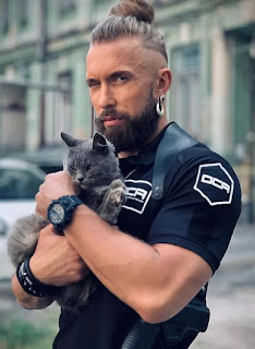 Campeón ucraniano de Striptease se ha convertido en héroe para rescatar gatos abandonados por la guerra