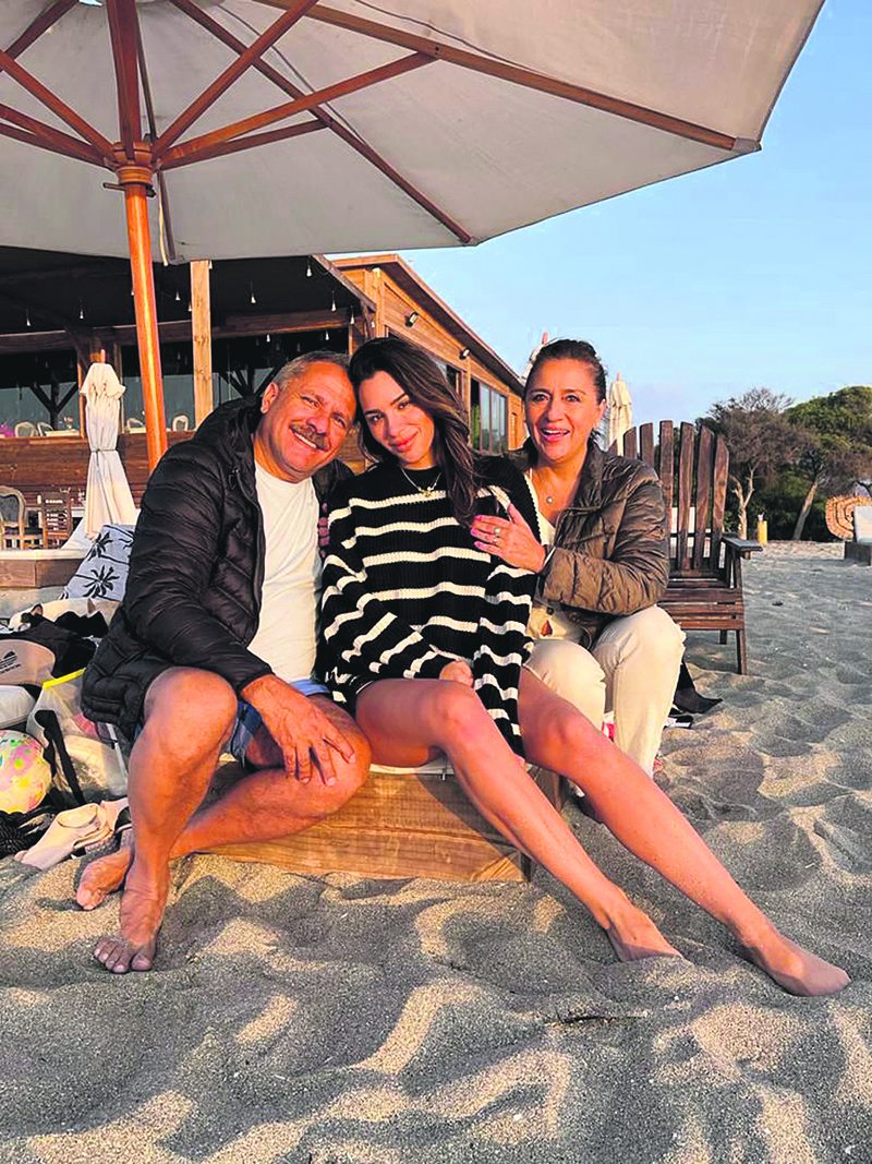 Gianella Marengo festeja en Tongoy con sus papás sus 38 años de matrimonio
