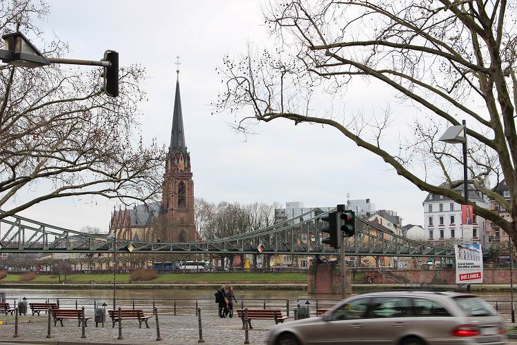 フランクフルトの旅をもっと楽しむ ドライケーニヒ教会 Dreikonigskirche マイン川沿いに素敵なネオゴシック 様 式のプロテスタント教会