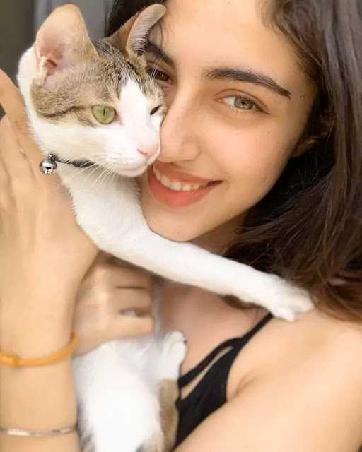 Samreen kaur with cat