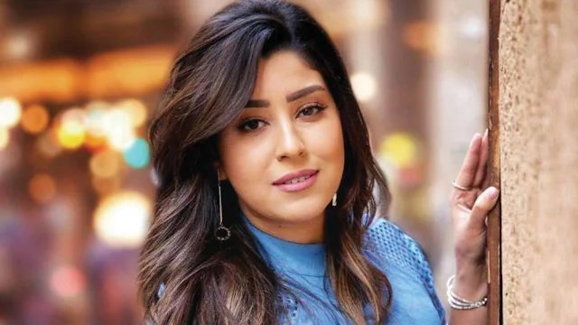 أيتن عامر: متفائلة بتحقيق مسلسل «مكتوب عليا» نجاحاً كبيراً رغم المنافسة الدرامية القوية   وكالة البيارق الإعلامية تعيش الفنانة المصرية أيتن عامر حالة من النشاط الفني على المستوى الدرامي في رمضان، حيث تقدم شخصيتين مختلفتين في عام واحد، من خلال مسلسلي «النقطة العامية، مكتوب عليا».  وأكدت عامر سعادتها بردود فعل الجمهور حول دورها في مسلسل «مكتوب عليا»، مشيرة إلى فرحتها بتعليقات الجمهور الإيجابية على مواقع التواصل الاجتماعي.  شخصية كوميدية  وتدور أحداث المسلسل في إطار كوميدي، حيث تجسد أيتن دور «روقة»، ابنة خالة «جلال» الذي يقوم بدوره الفنان أكرم حسني، والذي تحبه وتحاول بشتى الطرق لفت نظره إليها، لكنه يصدها.  وأوضحت أيتن أنها كانت متحمسة عند قراءة السيناريو ومتفائلة بنجاح المسلسل بشكل كبير رغم المنافسة الدرامية القوية، في ظل وجود أكرم حسني في البطولة، ووجود مخرج بحجم خالد الحلفاوي.  وحول دورها في مسلسل «النقطة العامية»، أشارت إلى أنها تقدم شخصية مختلفة عن «روقة» التي تحمل الطابع الكوميدي، لافتة إلى أنها تقدم في «النقطة العامية» شخصية نفسية صعبة جداً، بها نقلات بعيدة عن بعضها، مضيفة أن الجمهور أشاد بأدائها التمثيلي، وخصوصاً خارج مصر، لأن العمل يعرض على منصة إلكترونية.