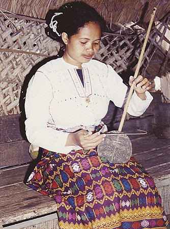 Arumanen-Manobo playing dayuray