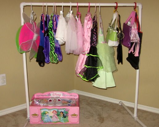 3 Little Chicks: Costume Clothes Rack