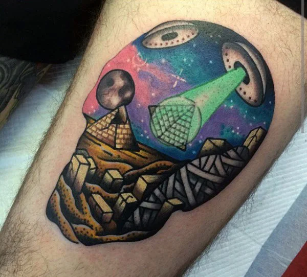 Tatuaje de Pirámide surrealista
