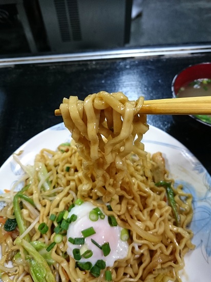 焼きそば(たまご付)の麺の写真