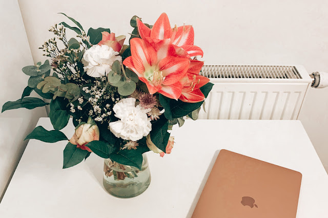 Bouquet de fleurs et macbook air 2020 or.