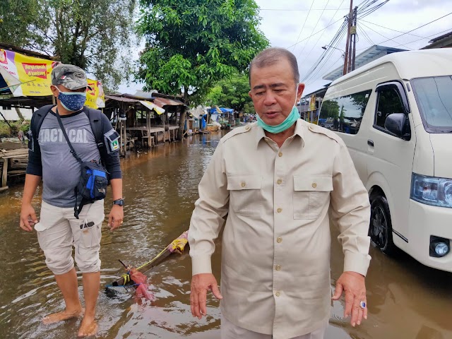 Kunjungi Daerah Banjir, Nasrul Abit Dipuji Peduli Masyarakat Sumbar   