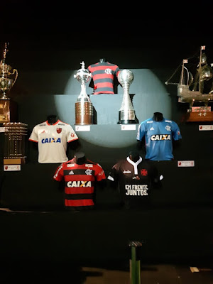 Flamengo põe camisa vascaína com bandeira rubro-negra em seu centro de memória