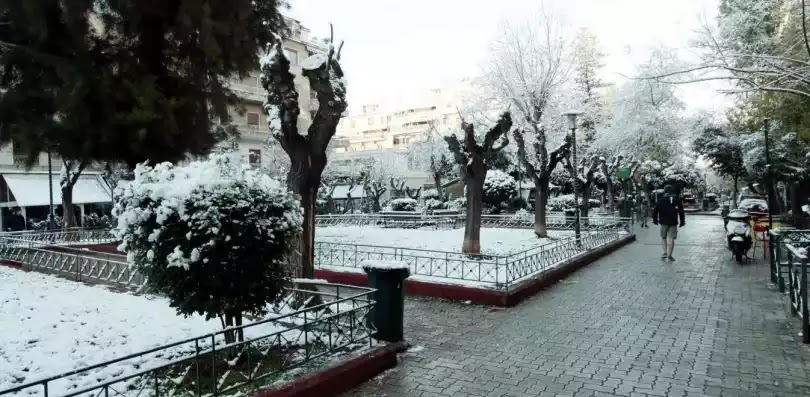 Χιονίζει τώρα στην Αθήνα