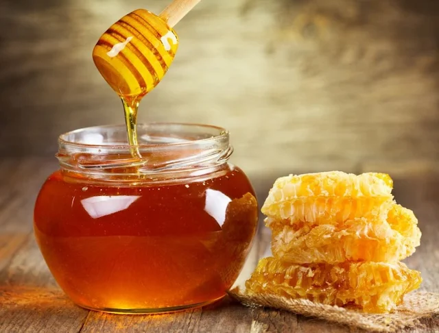 العسل صيدلية كاملة بمنافع كثيرة وفوائد عظيمة  العسل هو منتج طبيعي، يُستخرج من خلايا النحل، ويحتوي على العديد من العناصر الغذائية ومضادات الأكسدة والخصائص المضادة للبكتيريا؛ ما يجعلها رائعة للتحكم في الالتهابات. ويرى المدرب الهندي سادجورو، مؤسس منظمة "إيشا" لتعليم اليوغا في أنحاء العالم، أن هناك طريقة معينة، يصبح فيها العسل سامًّا. وقال سادجورو عبر حسابه على إنستغرام: "إذا وضعته في ماء مغلي فإن بعض أجزاء العسل ستتحول إلى مواد سامة"، بحسب صحيفة "تايمز أو إنديا". مضيفًا: "لذا لا يجب أن تضع العسل في الماء المغلي أبدًا، وألا تطبخه". وردًّا على كعكات العسل الشائعة في الثقافات الغربية يقول سادجورو: "إذا تم طهي العسل في درجة حرارة معينة فقد يصبح سامًّا". ويعتقد الخبراء أن أفضل طريقة لاستهلاك العسل هي تناوله منفردًا، ويقولون إذا كنت ترغب في الاستمتاع به مع بعض الحليب أو ماء الليمون فعليك التأكد من تبريد المشروب أولاً قبل خلط ملعقة من العسل. وبحسب الأيورفيدا (الطب الهندي القديم) أيضًا فإن العسل الدافئ يمكن أن يكون سُمًّا بطيئًا يمكن أن يؤدي إلى شيء يسمى "ama" ؛ ما يعني تسمُّمًا في الجسم. ويمكن أن يؤدي تناوُل العسل أيضًا إلى التئام الجروح بشكل أسرع، ويساعد في تعزيز فقدان الوزن، وأيضًا تقليل مشاكل الجهاز الهضمي. والأهم من ذلك أنه ينظم مستويات السكر في الدم، وقد يُحسِّن صحة قلبك.  ووفقًا لـ FoodData Central، تحتوي ملعقة واحدة، أو 21 غرامًا من العسل الخام، على 64 سعرًا حراريًّا، و17 غرامًا من السكر. ومع ذلك فهو يحتوي على كمية صحية من المغذيات الدقيقة، بما في ذلك الكالسيوم والمغنيسيوم والنياسين والبوتاسيوم والزنك.. إلخ. وإضافة إلى ذلك، يُعتبر العسل أيضًا مصدرًا جيدًا للأحماض الأمينية والإنزيمات والمركبات المفيدة الأخرى. لاتقتصر فوائد العسل على الفيتامينات فحسب بل يوجد كذلك معادن وأملاح في العسل كالحديد، والكبريت،والمغنسيوم، والفوسفور، والكالسيوم، واليود، والبوتاسيوم، والصويوم، والكلور، والنحاس والكروم، والنيكل، والرصاص، والسيليكا، والمنجنيز، والألمونيوم، والبورون، والليثيوم، والقصدير، والخارصين، والتيتانيوم.. والعجيب أن هذه من مكونات التراب الذي منه خلق الإنسان. ويوجد بالعسل خمائر وأحماض مهمة جداً لجسم الإنسان ولحياته وحيويته، مثل خميرة الأميليز، وخميرة الأنفرتيز، وخميرة الكاتالير، وخميرة الفوسفاتيز، وخميرة البروكسيد.. وأما الأحماض فيوجد بالعسل حمض النمليك، واللبنيك، والليمونيك، والطرطريك، والأوكساليك، والبيروجلوتاهيك، والجلولونيك. وكذلك هرمونات قوية منشطة فعالة بها مضادات حيوية تقي الإنسان من كافة الأمراض، وتفتك بأعتى الجراثيم والميكروبات، واكتشف أن بالعسل مادة الديوتيريوم (هيدروجين ثقيل) المضاد للسرطان. بعض الأمراض التي يعالجها العسل للحساسية: يضاف على فنجان من العسل الفزلين، وزيت الورد، ويدهن مكان الحساسية صباحاً ومساء، مع تجنب المواد المثيرة للحساسية كالبيض والمانجو، ومع الدهان يتم تناول ملعقة غسل يومياً. لجمال المرأة وبهاء الوجه: تدهن الوجه بالعسل ويكون الجسم في حالة استرخاء، ولمدة ربع ساعة، ثم تغسل الوجه بماء دافئ ويجفف ثم يدهن بقليل من زيت الزيتون، وتكرر هذه العملية متواصلة لمدة أسبوع. للجروح: يدهن الجرح بالعسل مع تضميده وتجنب الجروح البلل، ولا تنزع إلا كل ثلاثة أيام.. وستفاجأ باندمال الجرح والتآمه بلا تقيحات. للحروق: يؤتى بالعسل ويخلط مع مقداره من الفزلين ويدهن به الحرق صباحاً ومساء حتى يتقشر الجلد المحروق.. أو تضرب بيضة في ملعقة عسل ويدهن بذلك مكان الحرق يومياً فإنه مفيد كذلك. لقتل القمل وبيضه: يدهن رأس المصاب بالعسل مع التدليك ليتخلل أصول الشعر. ويا حبذا لو كان ذلك قبل النوم، مع تغطية الرأس، وفي الصباح تغسل بماء دافئ مع التمشيط وكرر هذه العملية لمدة أسبوع متواصل ليقطع دابر كل القمل وبيضه. لعلاج الأرق: كوب من اللبن الدافئ، يحلى بملعقة عسل كبيرة ويشرب قبل النوم بساعة، وسرعان ما ستنام بعدها نوماً هادئاً. للأمراض النفسية والجنون: لو داوم المريض على أكل عسل النحل، وسلم ظهره للدغ النحلات، مع دهن اللدغة بالعسل، واستمر على ذلك ولو كل شهر مرة، مع أكل العسل ومضغ شمعه كالعلك، مع دهان الرأس بغذاء الملكات قليلاً فلن ينقضي عام إلا ويهنأ في حياته ويبرأ من هذه الأمراض. للصرع: يشرب على الريق يومياً فنجان عسل نحل وكذلك في المساء، ويقرأ سورة الجن على كوب ماء ساخن محلى بعسل النحل ويضرب، وبعد ذلك ينام المريض.. ويستمر على ذلك لمدة أسبوع. لجميع أمراض العيون: يكتحل المريض بعسل النحل صباحاً وقبل النوم، مع تناول ملعقة بعد ذلك يومياً.. والعجيب أن أطباء العيون يقولون إن (التراكوما) لا تزول لما يرونه من فشل أدويتهم. للإمساك: نقيض الإسهال.. يؤخذ له كوب من اللبن البارد المذاب فيه ملعقة عسل نحل صباحاً ومساء فإنه يلين المعدة ويطهرها تطهيراً. للتقيؤ (الطراش): يغلى القرنفل جيداً ويحلى بعسل النحل ويشرب فنجان قبل كل وجبة فإنه يوقف القيء ويمنع الغثيان. للقرحة: يؤخذ نصف كوب عسل وكوب لبن ساخن ويمزجا معاً، مع طحين قشو الموز المجفف قدر ملعقة صباحاً ومساء لمدة شهر. للأمراض الصدرية: يؤخذ عصير الفجل مع ملعقة عسل نحل في كوب ماء دافئ صباحاً ومساء، فإنه يقضي على الأمراض الصدرية، وينظف الصدر تماماً، وكذلك لو أخذ لبان دكر (شحرى) مغلي في ماء ومحلى بعسل النحل فإنه أقوى وأنشط للرئتين. لعلاج البخر(إنتان رائحة الفم): تؤخذ ملعقتين من العسل وتذاب في ماء ويغلى على نار هادئة حتى يتكون البخار ويستنشق عن طريق الفم من خلال قمع مقلوب فوق الإناء وتكرر هذه الجلسة مع استمرار مضغ شمع العسل.. وسوف تجد مع الأيام زوال البخر تماماً. بحة الصوت: نفس العملية السابقة مع الاستنشاق عن طريق الفم مع الغرغرة بماء مذاب فيه عسل وقليل من الملح وخلال ثلاثة أيام سوف تضيع بحة الصوت. الأنفلونزا: يستنشق بخار مغلي العسل والبصل قبل النوم مع شرب ملعقة عسل بعد كل أكل، والمغلي هو عبارة عن عسل ومبشور بصلة صغيرة ويوضع ذلك في إناء به ماء على النار حتى يتبخر. للقوباء: يعصر الشبت ويلقى قدر فنجان في نصف كوب عسل ويغلى معاً، ثم يحفظ في برطمان ويدهن به للقوباء فإنه يزيلها بسرعة. لآلام اللثة وتقوية الأسنان: يخلط العسل بالخل ويتمضمض به صباحاً ومساء، وكذلك تدليك اللثة بالعسل واستعمال السواك كفرشة الأسنان والعسل كالمعجون أعظم واقي للأسنان من التسوس ومقو للثة والأسنان معاً. للدوالي: لعلاج الدوالي وقرحتها يستعمل العسل كدهان ثلاث مرات يومياً مع المساج برفق، ويشرب ملعقة كذلك بعد كل وجبة ويستمر على ذلك بصبر حتى تزول الدوالي. للقرح المتعفنة والغرغرينا: يؤخذ فنجان من العسل وفنجان من زيت كبد الحوت ويمزجان جيداً ويدهن من هذه (الخلطة) بعد تنظيف الجرح بمطهر (وهو عسل نحل في ماء دافئ) ويضمد عليه بشاش وتكرر يومياً هذه العملية مع شرب العسل بكمية وافرة يومياً قدر فنجان. للأورام الخبيثة: يستعمل غراء النحل لذلك.. وذلك بتضميد الورم بالغراء مع التنظيف المستمر والتغيير يومياً مع أخذ ملعقة صباحاً ومساءً قبل الطعام. الربو: يؤخذ عسل نحل قدر فنجان وسكنجبين وخل عنصل قدر ملعقة من كلٍّ، ويلقى مع العسل في إناء به ماء ويذاب جيداً ويشرب على الريق يومياً فإنه بعون الله وخلال أسابيع ينهي مأساة الربو تماماً. السل الرئوي: يمزج شراب الورد بقدر من العسل ويضرب فنجان صباحاً ومساء،ويدهن الصدر والعنق بزيت الزيتون المضروب في العسل قبل النوم ويستمر على ذلك. لتقوية عضلة القلب: تؤخذ ملعقة عسل من حين لآخر وتذاب في قليل من الماء المغلي فيه قشر الرمان، فإنه يدعم القلب ويقويه جدا، كذلك لو أخذ من غذاء الملكات قدر ثلاث قطرات ومقدار ذلك من العنبر فإن ذلك يقوي القلب وينشطه للغاية. لعلاج التهابات عضلة القلب والرعشة: يشرب على الريق يومياً كوب من الماء البارد المحلى بملعقتين من العسل، ويستمر ذلك حتى تنتهي الرعشة وذلك قد لا يتعدى الأسبوع. لضغط القلب: بعد كل وجبة يومياً ولمدة شهر فقط يتم تناول ملعقة عسل بعدها ويمكنك شرب كوب عصير جزر أو عصير قمح منبت،. لالتهابات الفم وأورام اللسان: توضع ملعقة عسل في نصف كوب ماء ساخن ويتغرغر به ثلاث مرات يومياً فإنه يقضي على ذلك خلال أيام قليلة. لأمراض الأذن وآلامها: يمزج العسل في ماء مع قليل من الملح ويقطر به في الأذن قبل النوم يومياً. للروماتيزم: يشرب العسل مذاباً مع ملعقة صغيرة من زيت الحبة السوداء في كوب ماء دافئ، وذلك مع الدهان كذلك بمزيج من زيت الحبة السوداء، وزيت الكافور، وزيت الزيتون، والعسل بمقادير متساوية معاً، وذلك قبل النوم مع لف مكان الألم بقماش من الصوف بدون ضغط وكذلك لسع النحل يقضي على الروماتيزم تماماً في مكان الألم ويدهن بعد ذلك بالعسل مكان اللسعة. الاستسقاء: يضرب مغلى الكندر (اللبان الدكر) المحلى بعسل النحل صباحاً ومساء، وكذلك عن طريق كية بسيطة أعلى وأسفل السرة بقدر أنملة، فإنه مجرب لتصفية الاستسقاء تماماً مع الحمية من أكل اللحوم والاعتماد على الشوفان، وخبز القمح.. وذلك لمدة ثلاثة أيام. للثعلبة: يحلق مكانها وينظف جيداً حتى تدمى ثم تدهن بسم النحل ويلصق عليها بضماد يغير يومياً في نفس الميعاد لمدة أسبوع فقط. للكالو(الثأليل): يوضع غراء النحل بعد تسخينه على الثألول (الدمل) ويربط بإحكام ويترك لثلاثة أيام حتى يسقط الثألول بجذوره.. ويحسن تكرار ذلك. للحصوة الكلوية: طبخ ورق خبازي بري ثم تضاف إليه ثلاث ملاعق عسل نحل، وملعقة سمن بقري، ويصفى جيداً بعد خلطه معاً ويشرب منه كوب عند المغص الكلوي فإنه عجيب المفعول بإذن الله تعالى ويستمر على ذلك لمدة أسبوع حتى يتفتت الحصى وتطرد. لجميع أمراض الكبد: يؤخذ لحاء البلوط بعد طحنه جيداً وتؤخذ منه ملعقة تعجن في فنجان عسل نحل ويؤخذ ذلك على الريق يومياً لمدة شهر بلا انقطاع. للقوة والحيوية والشباب: إنها نصيحة ذهبية.. لا تدع يوماً يمر عليك دون ملعقة من العسل وكأنه الماء، اعتبرها عادة في مشوار العمر.. في أي وقت تشاء لا تدع تناول هذه الملعقة من العسل.. ولذا قال ابن سينا الشيخ الرئيس: «إذا أردت أن تحتفظ بشبابك، فاطعم عسلاً.. كذلك لو غلى ورق الجوز جيداً، ثم يصفى ويحلى بالعسل ويشرب كالشاي يومياً فإنه مقو ومنشط». لأمراض النساء والولادة: لو شربت المرأة عند بدء الطلق فنجان عسل فإنها ستلد بإذن الله تعالى بيسر وسهولة، ولتكثر من أكل العسل بخبز القمح البلدي بعد الولادة، ولإدرار الطمث، وللقضاء على آلامه تشرب كوباً من الحلبة المغلية جيداً وتحليها بعسل وذلك في الصباح والمساء. للقوة التناسلية: يؤخذ ماء البصل (وذلك بدق ثلاث بصلات وعصرها جيداً) ويخلط بقدره عسلاً، وعلى نار هادئة يقلب حتى يصل لانتهاء رغوة العسل ويوضع بعد ذلك في قارورة وتؤخذ ملعقة بعد الغداء يومياً.. وإن عجنت بالحبة السوداء فإن ذلك يقوي الزوج كثيراً حتى ولو كان كهلاً كبيراً.. وكذلك مع بذور الفجل وتؤكل كالمربى. للعقم: يؤخذ غذاء الملكات فور استخدامه، ويشرب بعده كوب من حليب البقر عليه برادة قرن وحيد القرن قدر 3 مليجرام، ويستمر على ذلك لمدة شهر كامل. للسرطان: يؤخذ غذاء الملكات من الخلية مباشرة قدر مئة مليجرام كل أسبوع مرة، ويبلع العسل بشمعه كل يوم قدر فنجان، مع تدليك الجسم بالعسل ودهن الحبة السوداء، ثم الاغتسال بماء دافئ بعد ساعة يشرب بعده طحين الحبة السوداء والعسل ممزوجاً في عصير جزر يومياً.