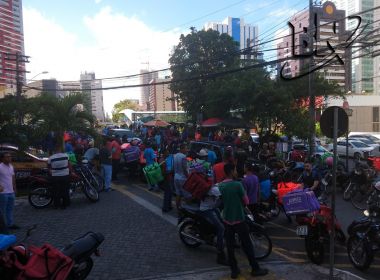 ENTREGADORES DE APLICATIVOS FAZEM PROTESTO E RECLAMAM: 'É UMA ESCRAVIDÃO'