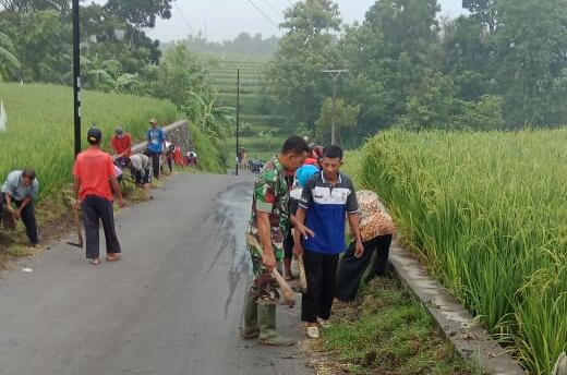 KodimKaranganyar - Babinsa Bersama Pemuda Desa Melaksanakan Karya Bakti Pembersihan Jalan Dusun